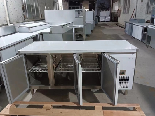 2~8°C 220-240V/1PH/50HZ SS304 Pendinginan Pendinginan 3 Pintu Meja Kerja untuk Penyimpanan Makanan