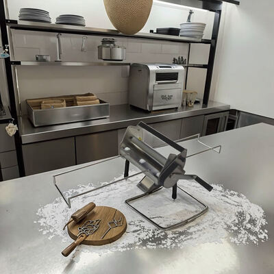 Commercial Pizza Dough Sheeter Roller. Mesin roti industri untuk semua jenis adonan pizza (campuran jagung / kacang / tepung susu)